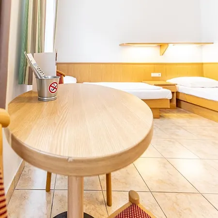 Hotel-Pension Fuenfhaus Vienna Exterior photo